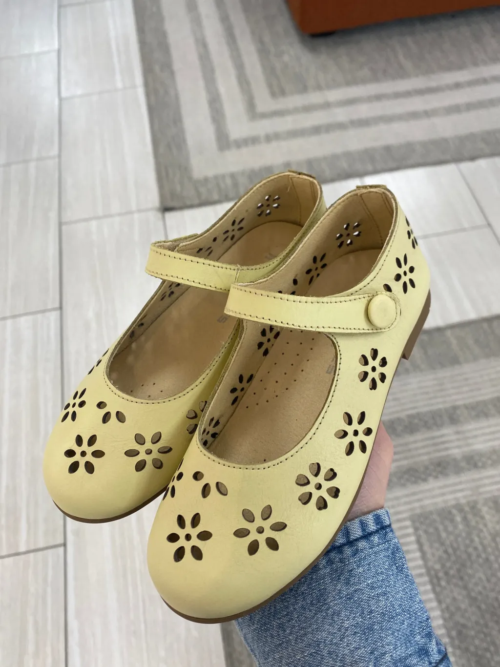 Andanines Pastel Yellow Flower Cut Mary Jane Online