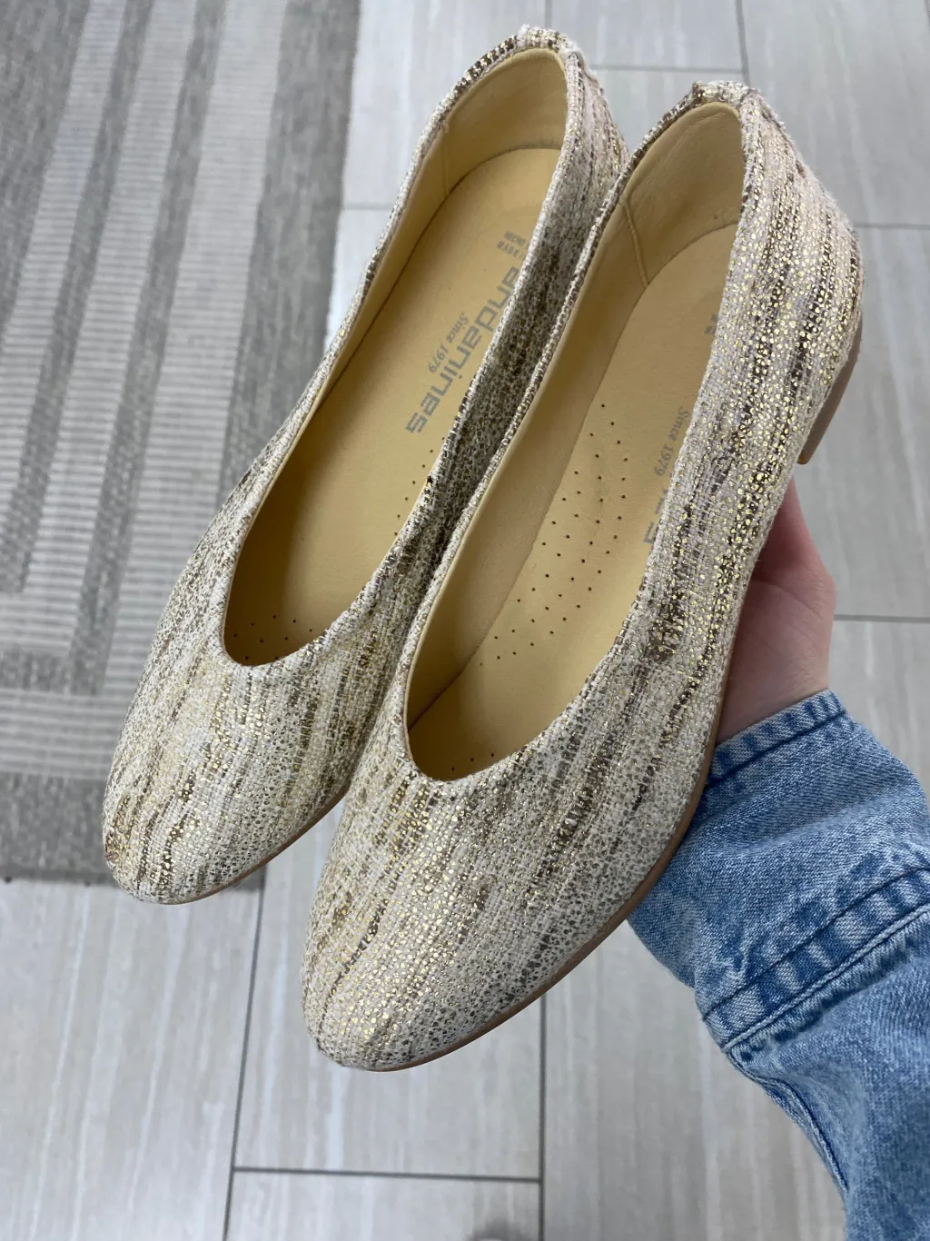 Andanines Platino Linen V Flat Sale