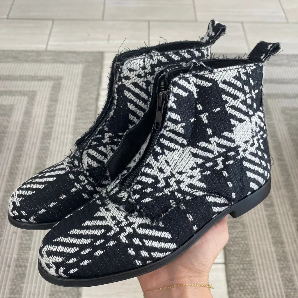 BluBlonc Black and White Plaid Front Zipper Bootie Clearance