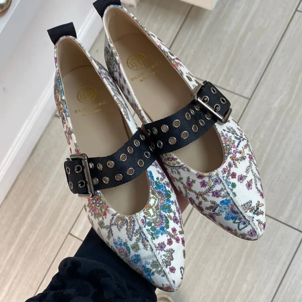 BluBlonc Floral Printed Pointed Buckle Shoe Best